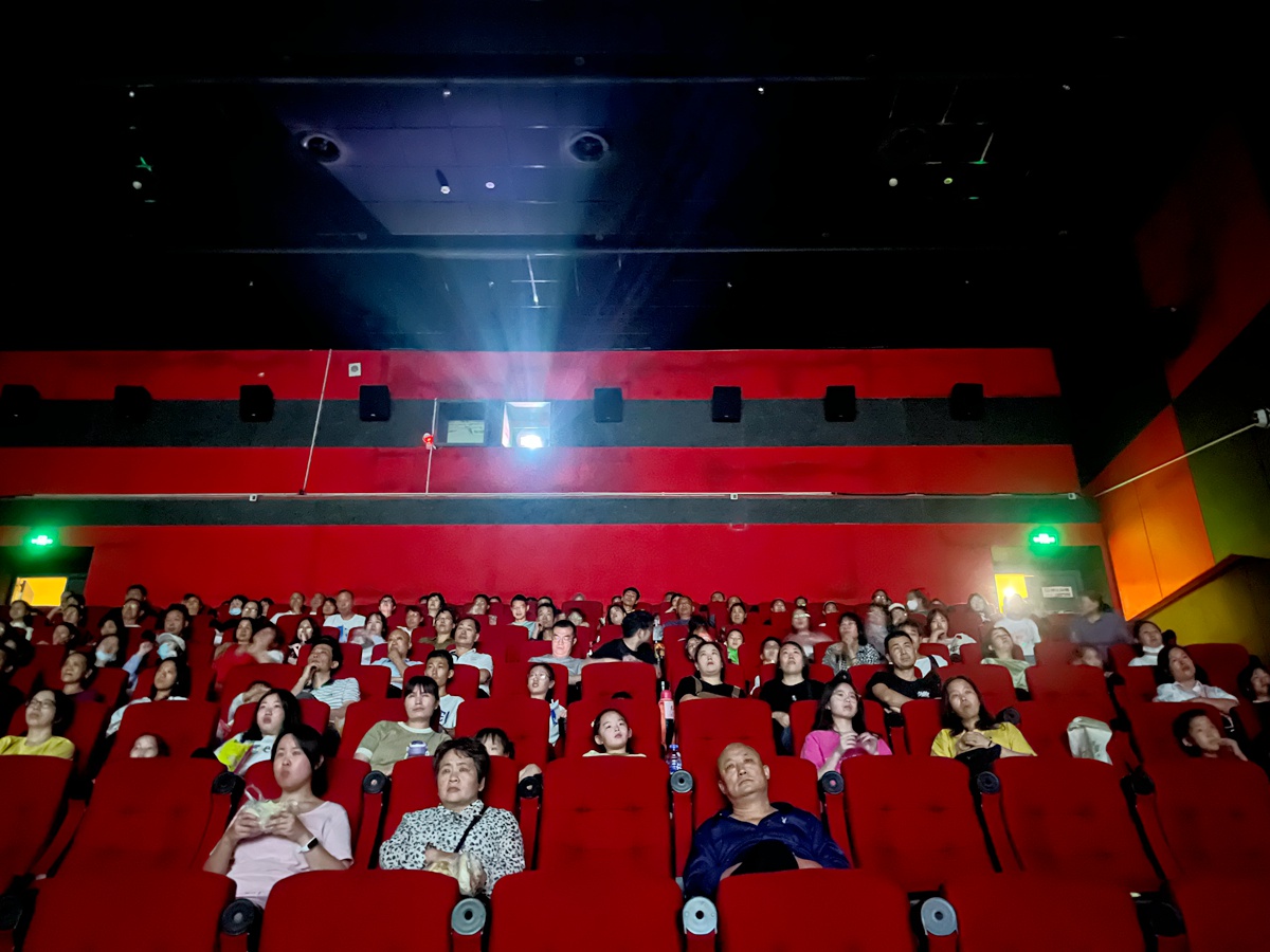 【力威新聞】公司包場看電影,員工和家人齊聚,共同提高反詐意識